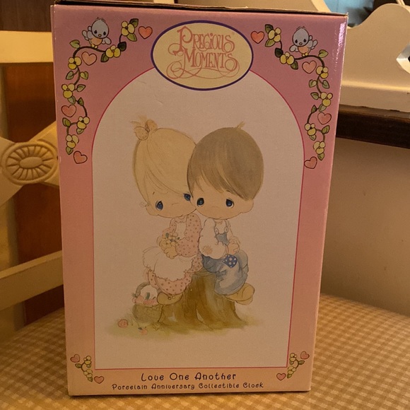 Precious Moments porcelain Anniversary Clock - Picture 3 of 8